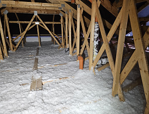 Zateplení stropu bungalovu pomocí foukané izolace